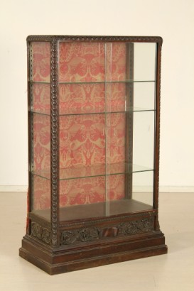Neo-Renaissance, geschnitzte Podest Kabinett, geschnitzte hölzerne Teil, Seiten mit Crystal auf der Vorderseite, Glasplatte, Tuch bedeckt Rücken