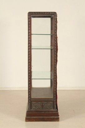 Neo-Renaissance, geschnitzte Podest Kabinett, geschnitzte hölzerne Teil, Seiten mit Crystal auf der Vorderseite, Glasplatte, Tuch bedeckt Rücken
