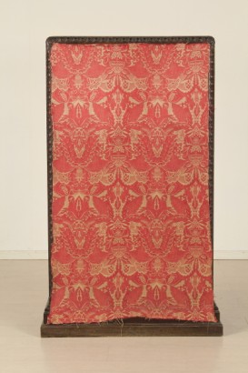 Neo-Renaissance, geschnitzte Podest Kabinett, geschnitzte hölzerne Teil, Seiten mit Crystal auf der Vorderseite, Glasplatte, Tuch bedeckt Rücken