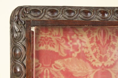Neo-Renaissance, geschnitzte Podest Kabinett, geschnitzte hölzerne Teil, Seiten mit Crystal auf der Vorderseite, Glasplatte, Tuch bedeckt Rücken