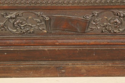 Neo-Renaissance, geschnitzte Podest Kabinett, geschnitzte hölzerne Teil, Seiten mit Crystal auf der Vorderseite, Glasplatte, Tuch bedeckt Rücken