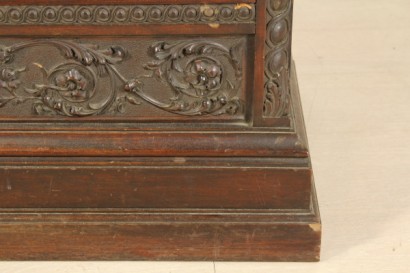 Neo-Renaissance, geschnitzte Podest Kabinett, geschnitzte hölzerne Teil, Seiten mit Crystal auf der Vorderseite, Glasplatte, Tuch bedeckt Rücken
