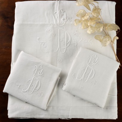 Double room with two linen pillowcases