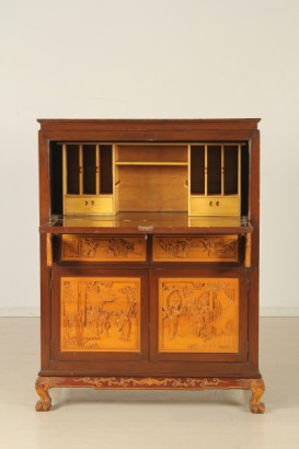 Mobile Chinoiserie, piedi mossi, piedi intagliati, presenta due ante, due cassetti, anta a ribalta, pannelli riccamente intagliati, scene orientali