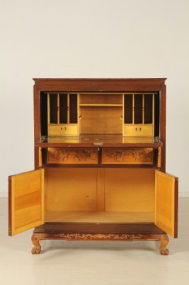 Mobile Chinoiserie, piedi mossi, piedi intagliati, presenta due ante, due cassetti, anta a ribalta, pannelli riccamente intagliati, scene orientali