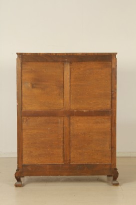 Mobile Chinoiserie, piedi mossi, piedi intagliati, presenta due ante, due cassetti, anta a ribalta, pannelli riccamente intagliati, scene orientali