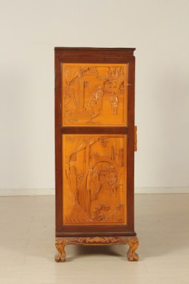 Mobile Chinoiserie, piedi mossi, piedi intagliati, presenta due ante, due cassetti, anta a ribalta, pannelli riccamente intagliati, scene orientali