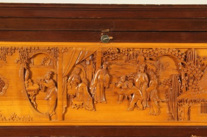 Mobile Chinoiserie, piedi mossi, piedi intagliati, presenta due ante, due cassetti, anta a ribalta, pannelli riccamente intagliati, scene orientali