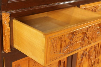 Mobile Chinoiserie, piedi mossi, piedi intagliati, presenta due ante, due cassetti, anta a ribalta, pannelli riccamente intagliati, scene orientali