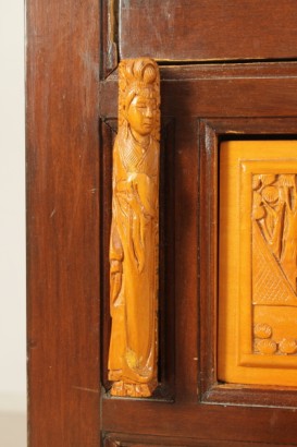 Mobile Chinoiserie, piedi mossi, piedi intagliati, presenta due ante, due cassetti, anta a ribalta, pannelli riccamente intagliati, scene orientali