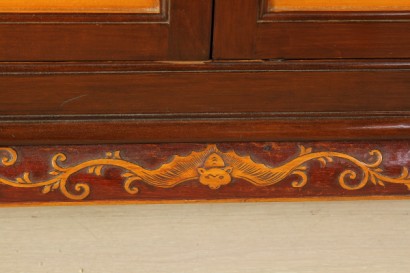 Mobile Chinoiserie, piedi mossi, piedi intagliati, presenta due ante, due cassetti, anta a ribalta, pannelli riccamente intagliati, scene orientali
