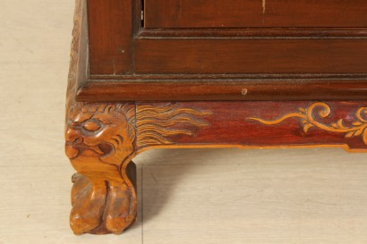 Mobile Chinoiserie, piedi mossi, piedi intagliati, presenta due ante, due cassetti, anta a ribalta, pannelli riccamente intagliati, scene orientali