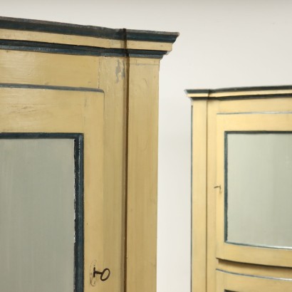 Pair of corner units