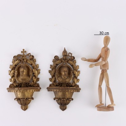 Paire de bénitiers en bois doré