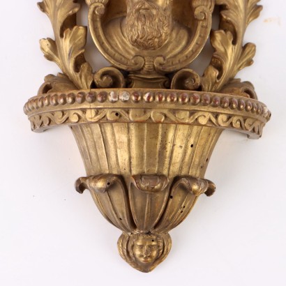 Paire de bénitiers en bois doré