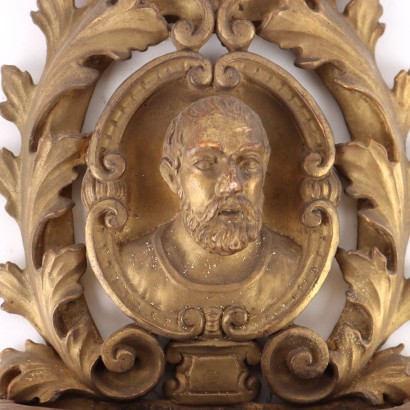 Paire de bénitiers en bois doré