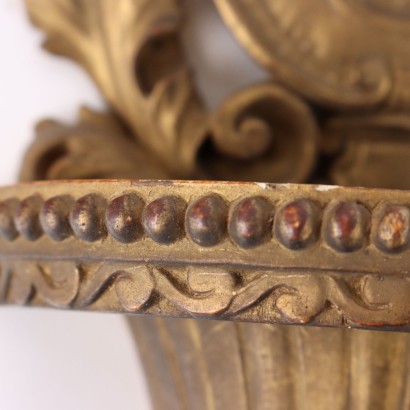 Paire de bénitiers en bois doré