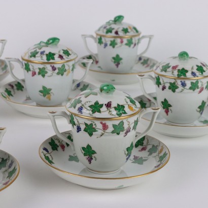 Gruppe von sieben Porzellantassen He
