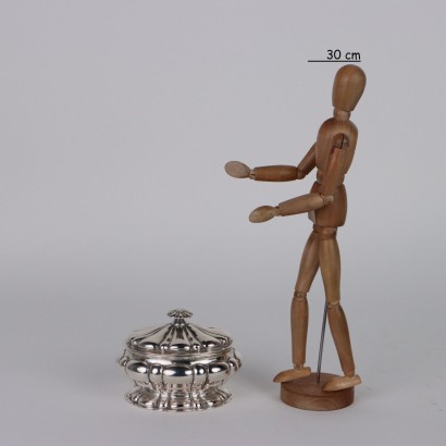 Box mit silbernem Deckel