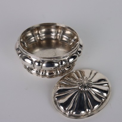 Box mit silbernem Deckel