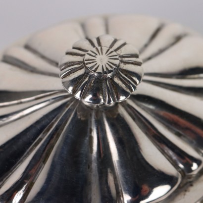 Box mit silbernem Deckel