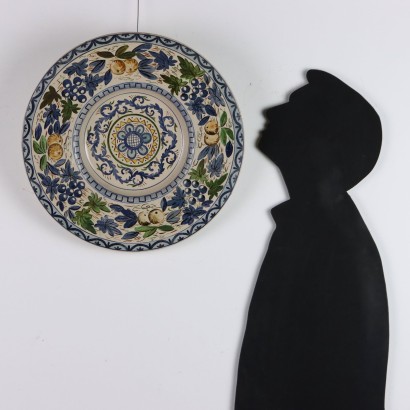 Paradeteller aus polychromer Majolika