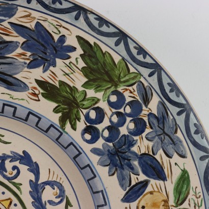 Paradeteller aus polychromer Majolika