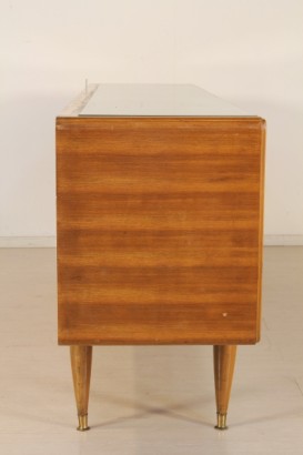 Buffet anni 50, legno impiallacciato, noce, vetro, retro verniciato, particolare in ottone, buone condizioni, segni usura