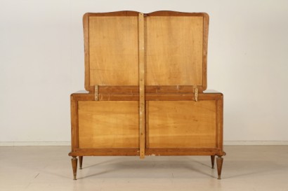Cassettone anni 30-40, con specchio, legno impiallacciato, noce e radica, vetro retro verniciato, particolari in ottone, buone condizioni
