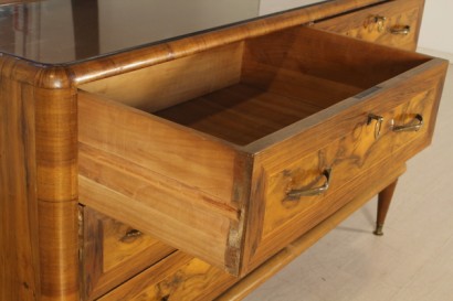 Cassettone anni 30-40, con specchio, legno impiallacciato, noce e radica, vetro retro verniciato, particolari in ottone, buone condizioniCassettone anni 30-40, con specchio, legno impiallacciato, noce e radica, vetro retro verniciato, particolari in otton
