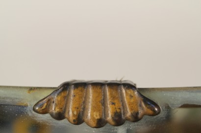 Cassettone anni 30-40, con specchio, legno impiallacciato, noce e radica, vetro retro verniciato, particolari in ottone, buone condizioni