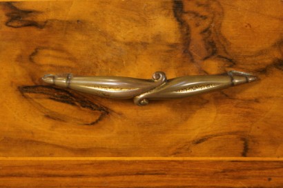 Cassettone anni 30-40, con specchio, legno impiallacciato, noce e radica, vetro retro verniciato, particolari in ottone, buone condizioni