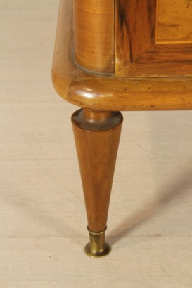 Cassettone anni 30-40, con specchio, legno impiallacciato, noce e radica, vetro retro verniciato, particolari in ottone, buone condizioni