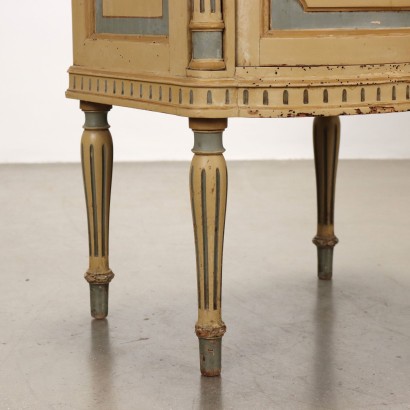 Coppia di comodini in stile neoclassico