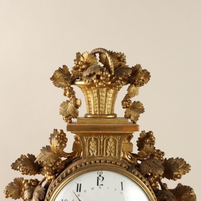 Reloj de madera tallada y dorada