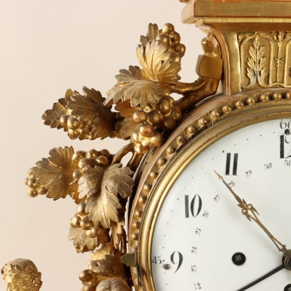 Reloj de madera tallada y dorada