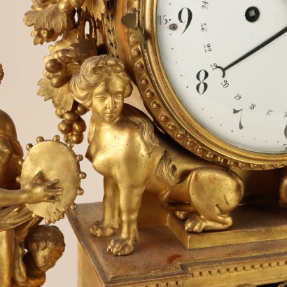 Reloj de madera tallada y dorada