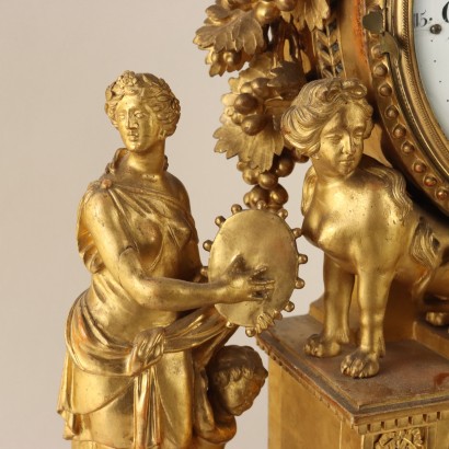 Reloj de madera tallada y dorada
