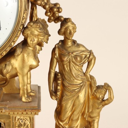 Reloj de madera tallada y dorada