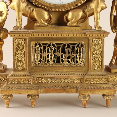 Reloj de madera tallada y dorada
