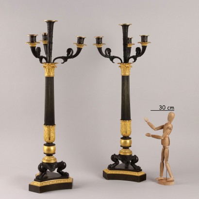 Par de candelabros de bronce