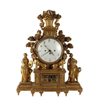 Reloj de madera tallada y dorada