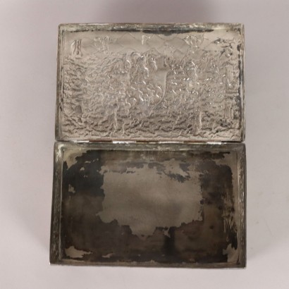 Caja de metal repujado