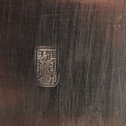 Caja de metal repujado