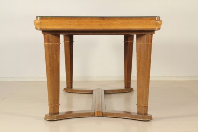 Tavolo anni 30, legno massello, impiallacciato, mogano, impiallacciatura di radica, vetro di protezione, protezione sul piano, rottura, buone condizioni, piccoli segni di usura, parte di arredo completo 
