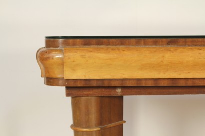Tavolo anni 30, legno massello, impiallacciato, mogano, impiallacciatura di radica, vetro di protezione, protezione sul piano, rottura, buone condizioni, piccoli segni di usura, parte di arredo completo 