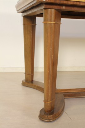 Tavolo anni 30, legno massello, impiallacciato, mogano, impiallacciatura di radica, vetro di protezione, protezione sul piano, rottura, buone condizioni, piccoli segni di usura, parte di arredo completo 