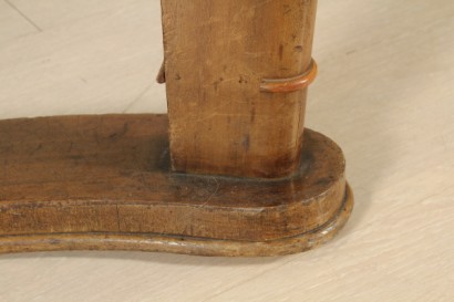 Tavolo anni 30, legno massello, impiallacciato, mogano, impiallacciatura di radica, vetro di protezione, protezione sul piano, rottura, buone condizioni, piccoli segni di usura, parte di arredo completo 