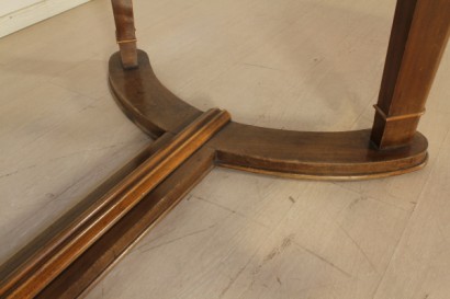 Tavolo anni 30, legno massello, impiallacciato, mogano, impiallacciatura di radica, vetro di protezione, protezione sul piano, rottura, buone condizioni, piccoli segni di usura, parte di arredo completo 