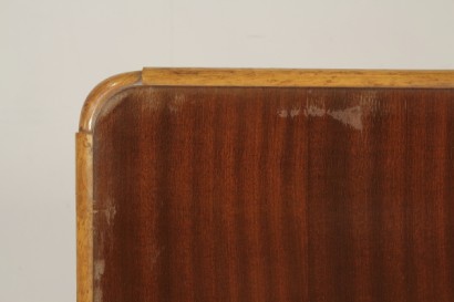 Tavolo anni 30, legno massello, impiallacciato, mogano, impiallacciatura di radica, vetro di protezione, protezione sul piano, rottura, buone condizioni, piccoli segni di usura, parte di arredo completo 